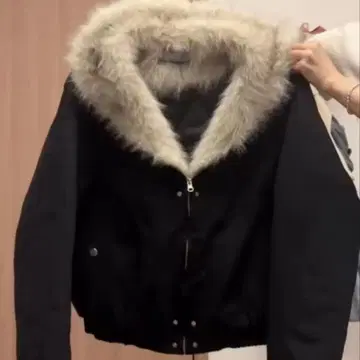 퍼 달린 블랙 크롭 자켓