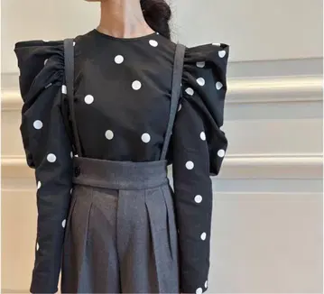 도트 무늬 퍼프 슬리브 상의