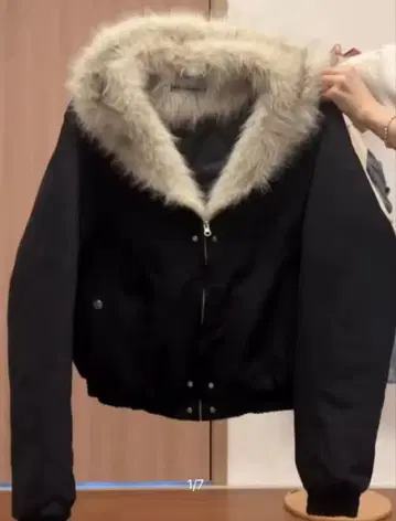 퍼 달린 블랙 숏 자켓