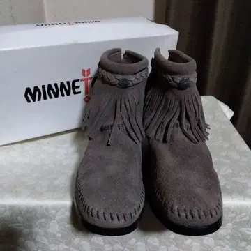 [ 22.5cm ] 미네통카 하이탑 백 지퍼 숏부츠 그레이 색상