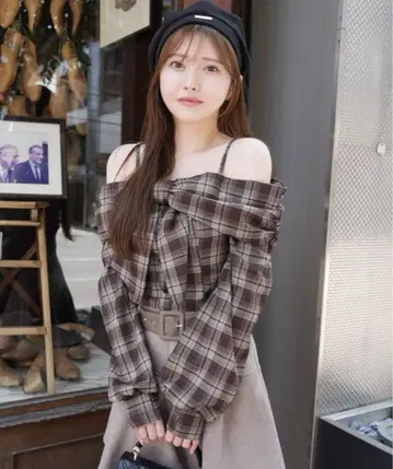 LIP SERVICE 오프숄더 리본 체크 셔츠 상의