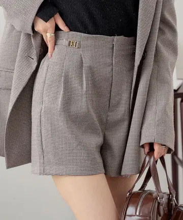 Chico 참 부착 턱 숏팬츠 베이지