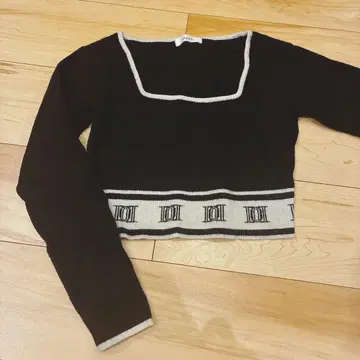 Darich DD 모노그램 스퀘어넥 상의