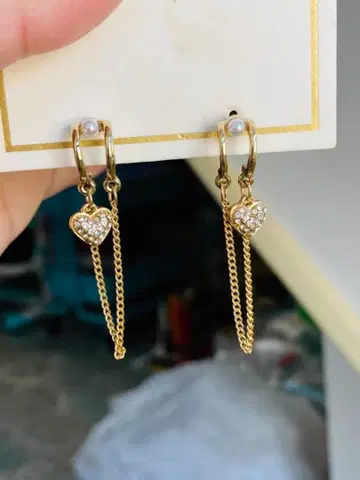 하트 모양 스톤이 달린 후프 귀걸이