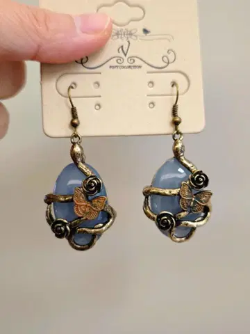 빈티지풍 나비와 장미의 파란색 귀걸이