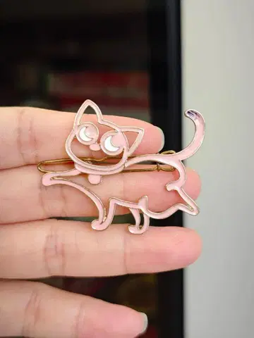 고양이 모양의 핑크 브로치