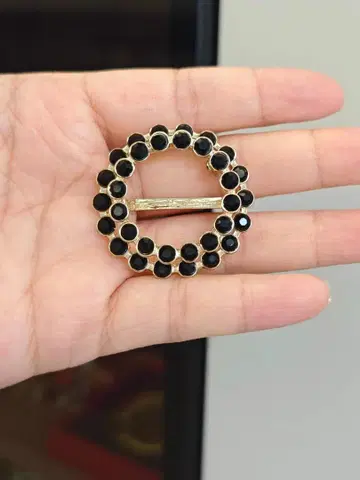 블랙스톤 원형 브로치