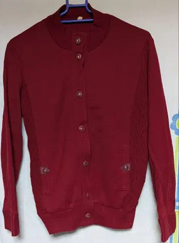 빨간색 긴팔 가디건