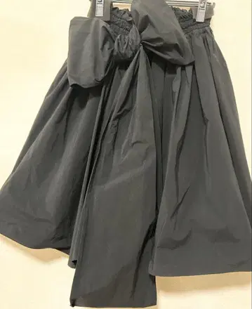 컨디션 최상 더블 스탠다드 블랙 타프타 소재 플레어 스커트 리본 포함