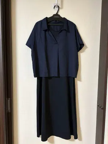 INDIVI 블랙 슬리브리스 티셔츠 원피스 x 네이비 블라우스