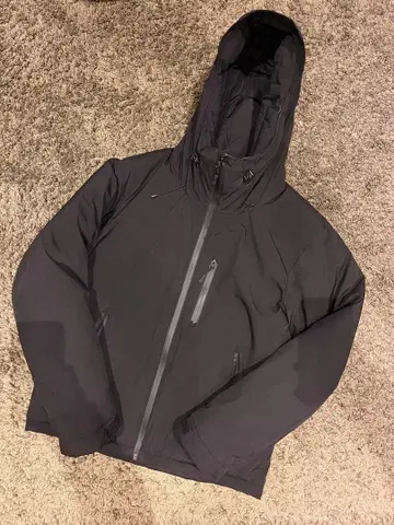 후드 부착 블랙 다운 자켓