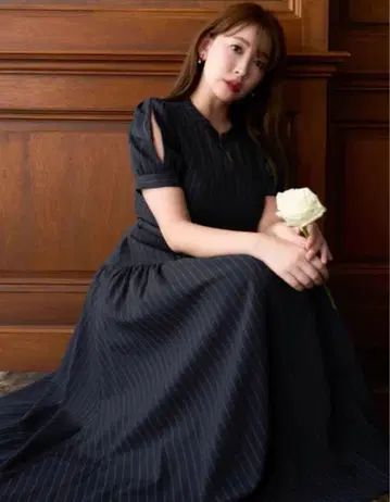 핀 스트라이프 벨티드 플레어 드레스