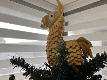 [ 초레어 ] Fortnite 트리탑 골든라마 + 비크토리 오너먼트