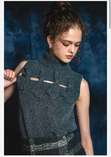 새상품 셰리에 sleeve less ribbon slit knit