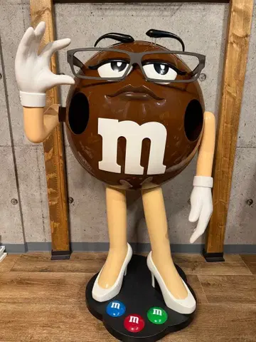M&M's 브라운 캐릭터 동상