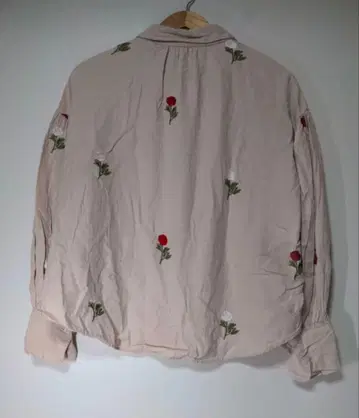 OVERFLOW 장미 자수 베이지 긴팔 셔츠