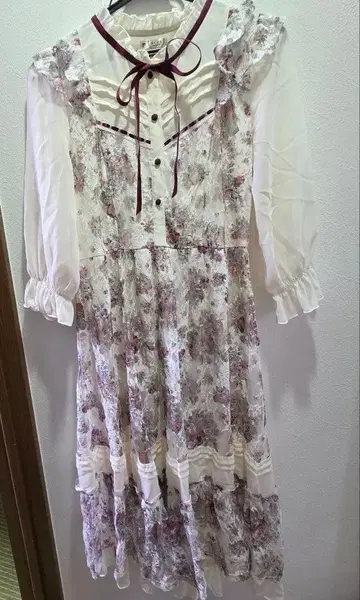 빨간색 리본과 꽃무늬 원피스 엑시즈팜 M 사이즈