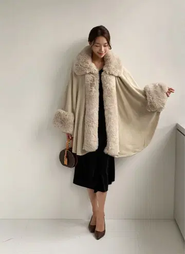 컨디션 최상 케이프 코트 가을/겨울 망토풍 퍼 카라 부착 니트 코트 판초