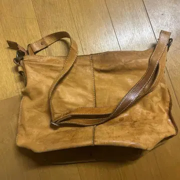 베이지 가죽 숄더백
