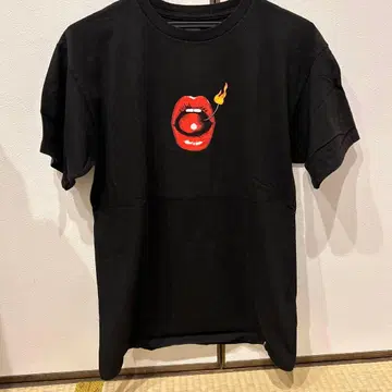 HUF 입과 불꽃 그래픽 티셔츠 M