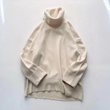 맥피 울 캐시미어 혼방 터틀넥 풀오버 화이트