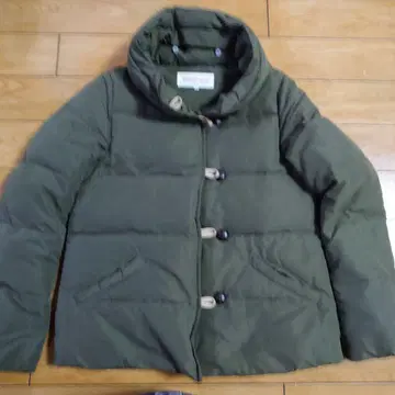 카니 하우스의 올리브 그린 다운 자켓 후드 부착