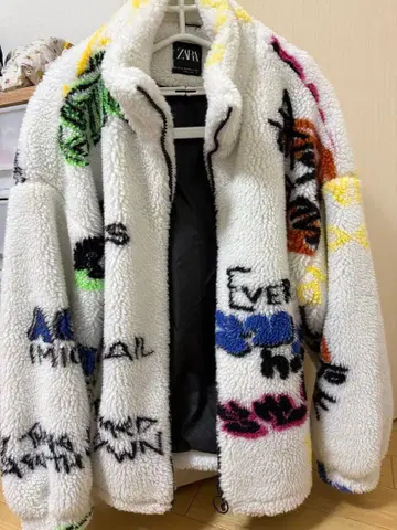 화이트 플리스 자켓 그래피티 디자인