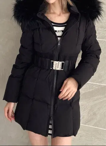 GYDA 퍼 후드 블랙 다운 자켓 벨트 포함