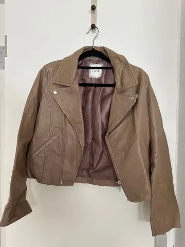 베이지 양가죽 숏 기장 라이더 자켓