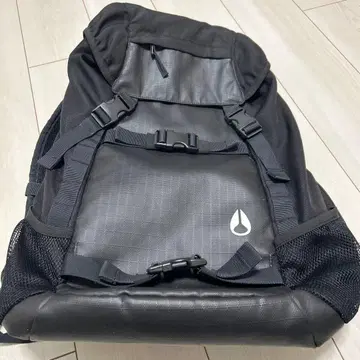 심플한 블랙 백팩