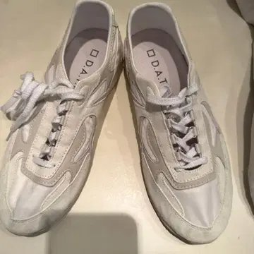 D.A.T.E. 화이트 스니커즈