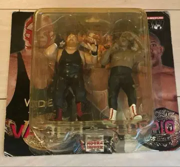 초대 GHC 태그 챔피언 슈퍼 베이더, 스콜피오 피규어