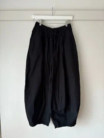 미디움 코쿤 이지 팬츠 블랙