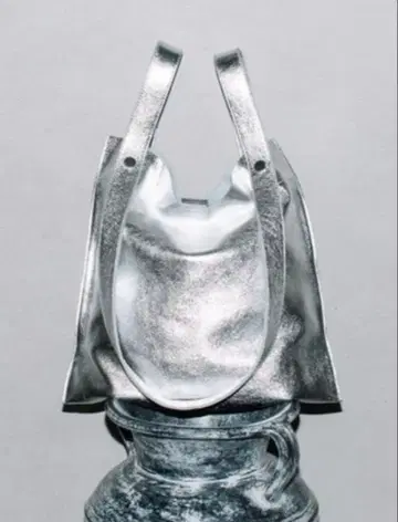 [새상품급] BEAURE 카우 가죽 2way 핸들 토트백 실버