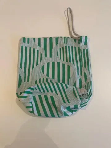 미나 페르호넨 그린과 화이트 스트라이프 복조리형 백