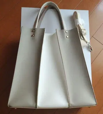 다이애나 베이지와 화이트 토트백