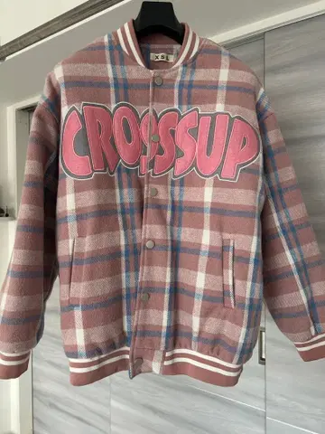 핑크 체크 무늬 바시티 자켓