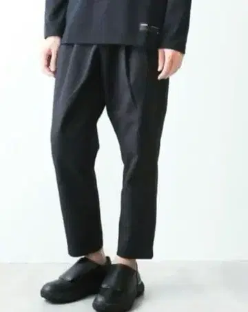 ATTACHMENT 블랙 슬랙스