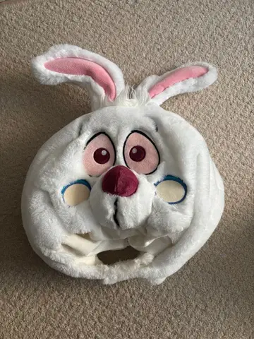 토끼 얼굴의 복슬복슬 모자