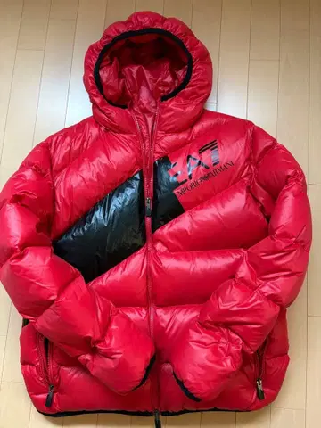 엠포리오 아르마니 레드 다운 자켓 후드 부착