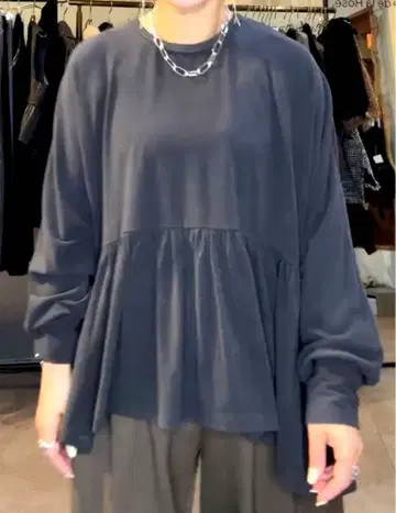 CYAN tokyo 라운드 개더 웜 돌먼 상의