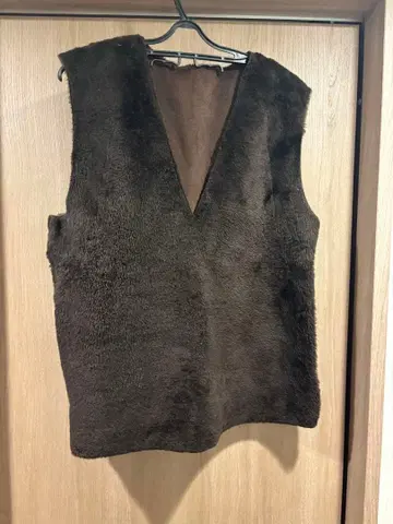 다크 브라운 퍼 스타일 V넥 베스트