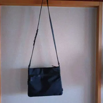 블랙 숄더백 지퍼 포켓 부착