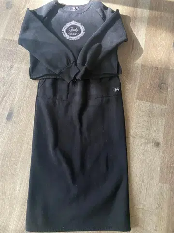 Lady 블랙 크롭 맨투맨과 롱 스커트 세트