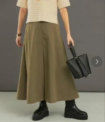 어반리서치 로쏘 타프타 롱 플레어 스커트