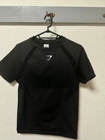 GYMSHARK 블랙 T셔츠 M 사이즈