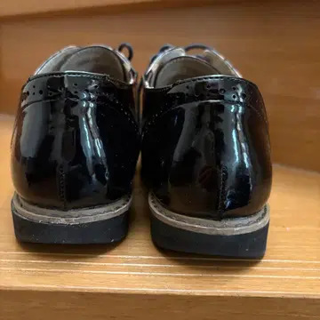 광택이 나는 블랙 옥스퍼드 신발