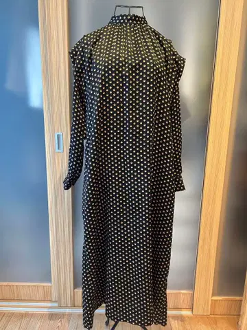 블랙 베이스에 골드 컬러 무늬 롱 드레스