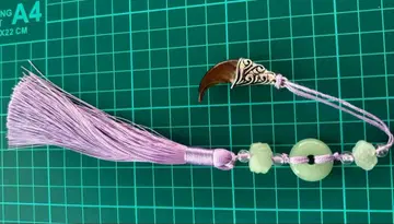 보라색 태슬과 곰 발톱 펜던트