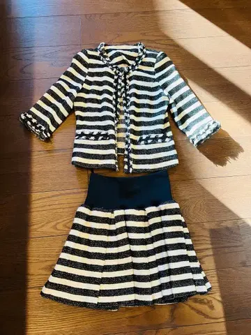 스트라이프 패턴 자켓 & 스커트 셋업